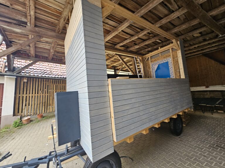 Mehr über den Artikel erfahren Unsere Bühne erstrahlt mit einer Verkleidung!